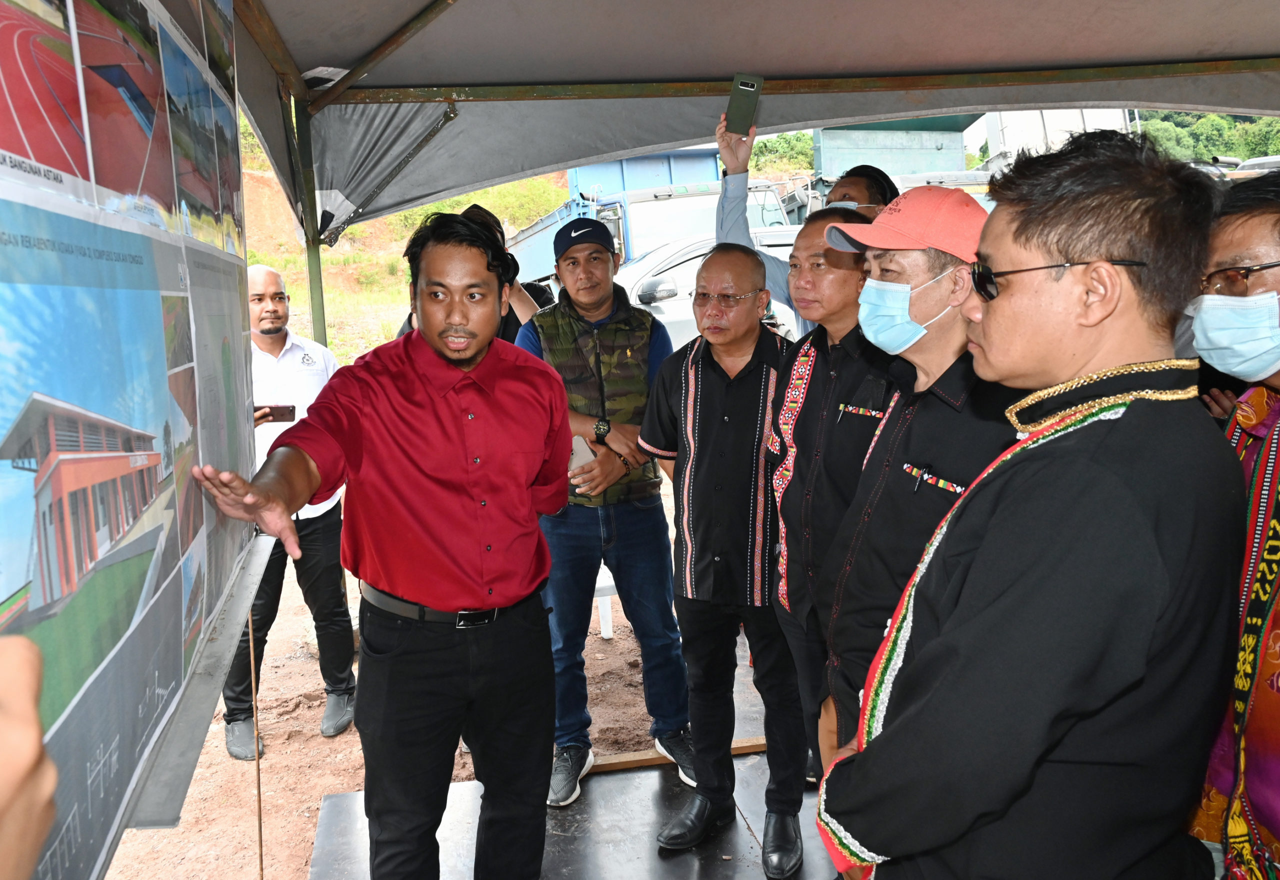 Ketua Menteri, Datuk Seri Hajiji Noor diberi taklimat cadangan membina astaka Kompleks Sukan Tongod semasa melawat tapak pembinaan Kompleks Sukan Tongod.