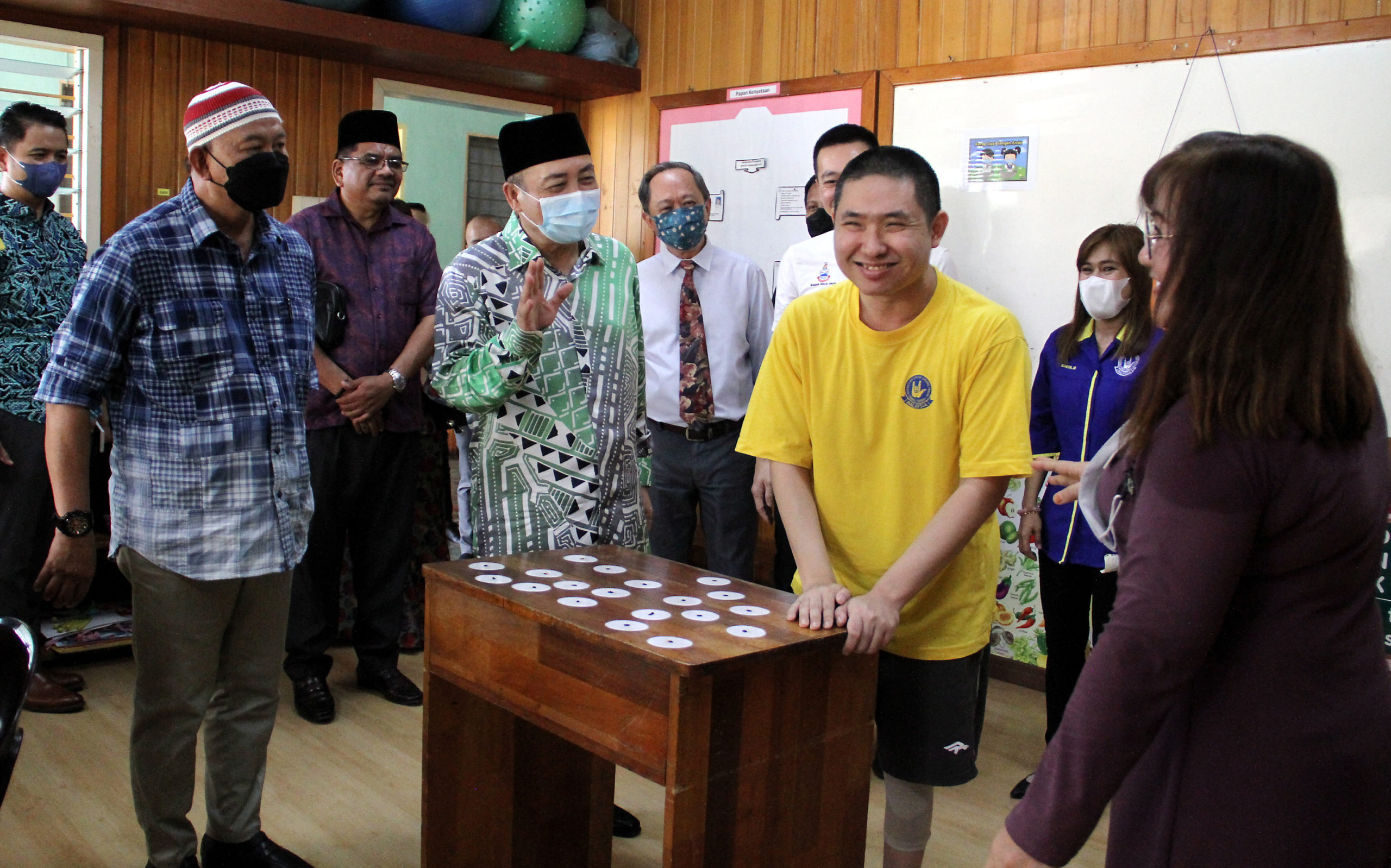 Ketua Menteri, Datuk Seri Hajiji Noor beramah mesra dengan sebahagian pelajar OKU ketika melawat ke Bangunan Persatuan Untuk Orang Pekak Tawau di sini, hari ini.