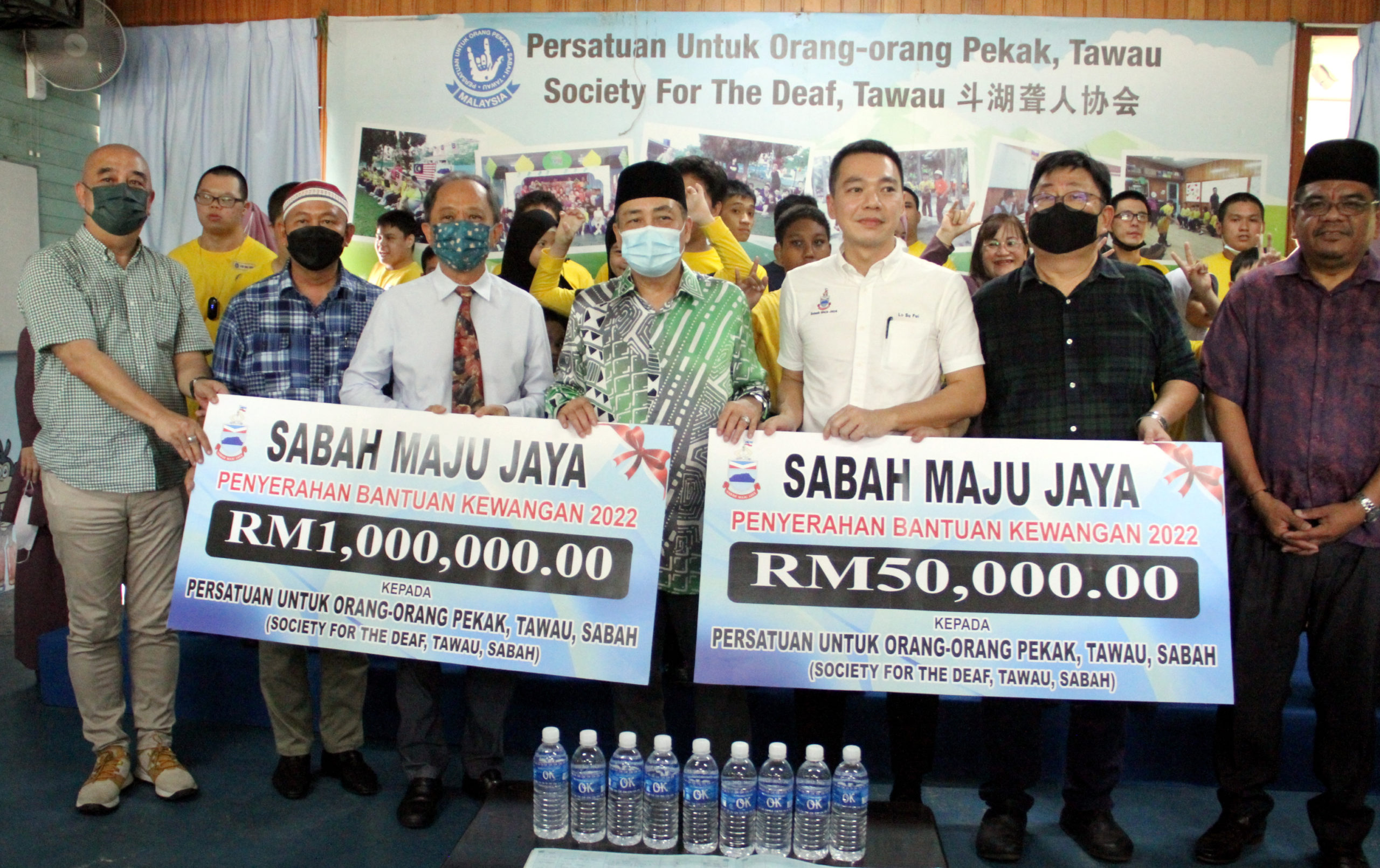 Ketua Menteri, Datuk Seri Hajiji Noor (tengah) menyampaikan sumbangan daripada kerajaan negeri sebanyak RM1 juta bagi pembinaan bangunan baharu persatuan manakala sebanyak RM50,000 lagi untuk kos operasi pusat berkenaan sempena lawatan ke Bangunan Persatuan Untuk Orang Pekak Tawau di sini, hari ini.