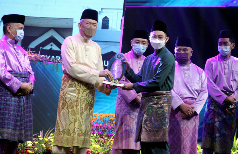 Yang Dipertua Negeri Sabah, Tun Juhar Mahiruddin (dua kiri) diiringi Ketua Menteri, Datuk Seri Hajiji Noor (tiga kiri) menyampaikan hadiah kepada Hamdi Yusop@Yusof mewakili daerah Papar yang muncul sebagai Johan Qari dan Peserta Terbaik Keseluruhan pada Majlis Penutupan Dan Penyampaian Hadiah Majlis Tilawah Al-Quran Peringkat Negeri Sabah 1443H/ 2022M di Dewan Masyarakat Tawau, di sini, semalam.