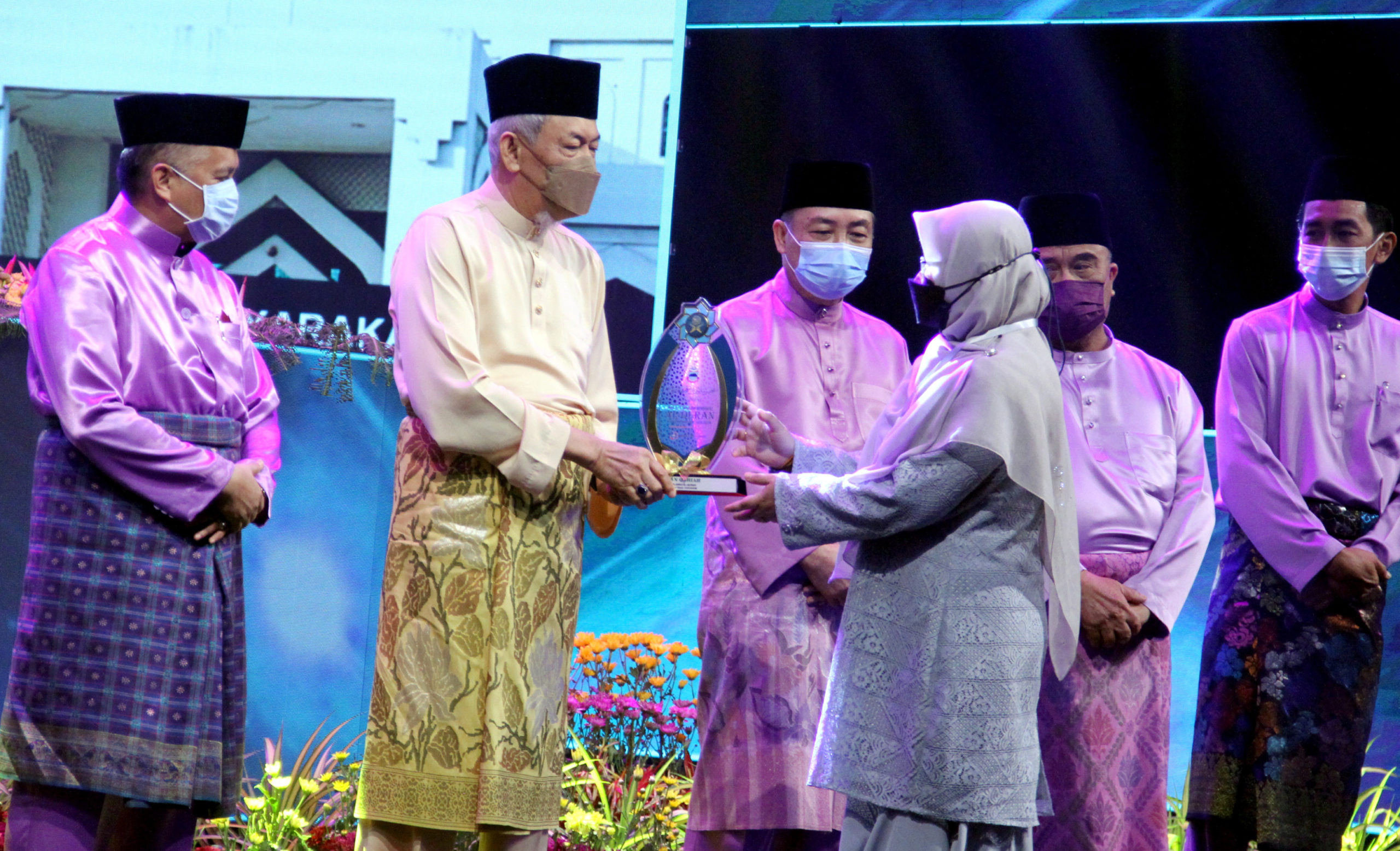 Yang Dipertua Negeri Sabah, Tun Juhar Mahiruddin (dua kiri) diiringi Ketua Menteri, Datuk Seri Hajiji Noor (tiga kiri) menyampaikan hadiah kepada Nur Faten Izzati Rablin mewakili daerah Kota Kinabalu yang muncul sebagai Johan Qariah pada Majlis Penutupan Dan Penyampaian Hadiah Majlis Tilawah Al-Quran Peringkat Negeri Sabah 1443H/ 2022M di Dewan Masyarakat Tawau, di sini, semalam.