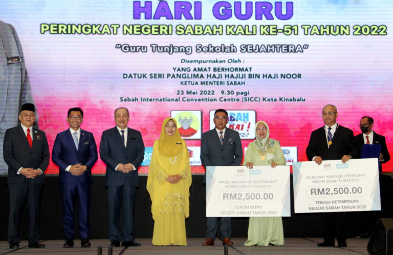 Ketua Menteri, Datuk Seri Hajiji Noor (tiga dari kiri) bergambar kenangan bersama penerima Anugerah Tokoh Guru 2022, Datuk Dr Hajah Nuinda Alias dan Penerima Anugerah Tokoh Kepimpinan, Madaile Basri sempena Majlis Perasmian Sambutan Hari Guru Peringkat Negeri Sabah di Sabah International Convention Centre (SICC) di sini pada Isnin.