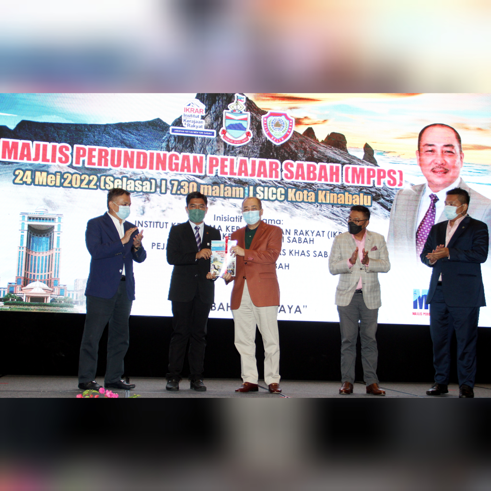 Ketua Menteri, Datuk Seri Hajiji Noor menerima Buku Usul MPPS daripada Pengarah IKRAR, Azrul Ibrahim (dua kiri) selepas merasmikan Majlis Perundingan Pelajar Sabah (MPPS) di Sabah International Convention Centre (SICC) di sini, malam tadi.