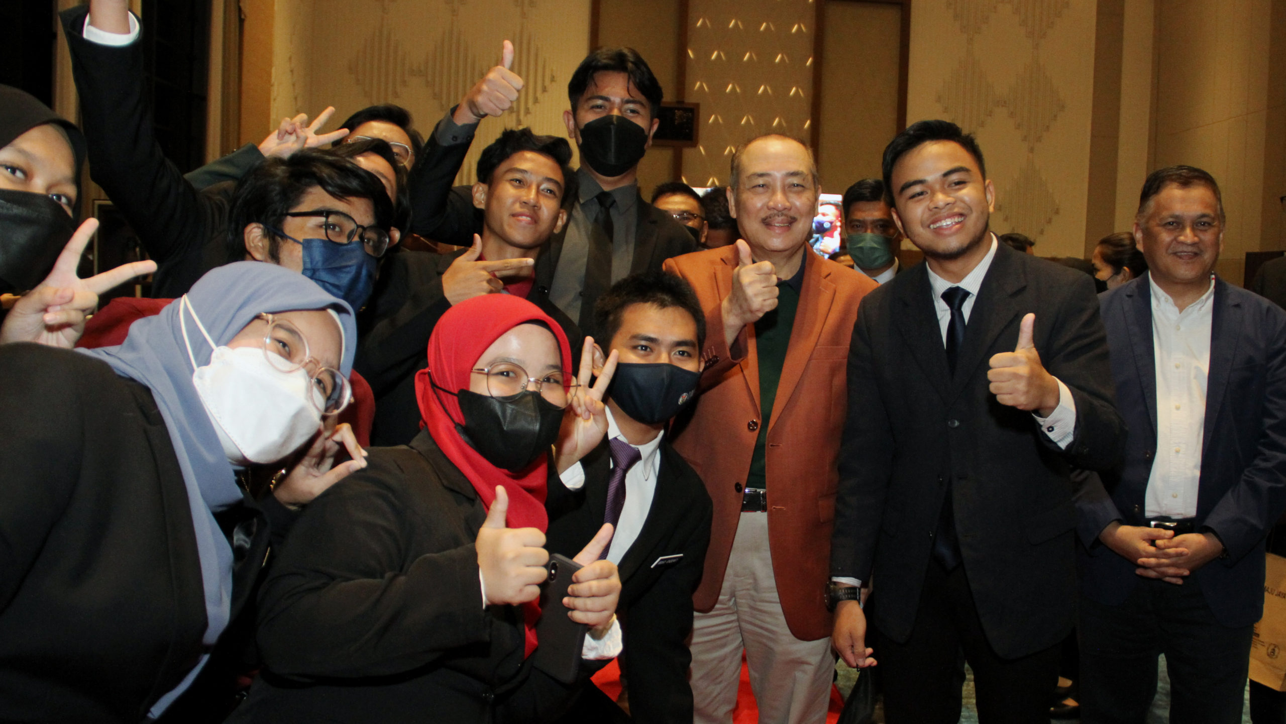 Ketua Menteri, Datuk Seri Hajiji Noor bersama sebahagian peserta selepas merasmikan Majlis Perundingan Pelajar Sabah (MPPS) di Sabah International Convention Centre (SICC) di sini, malam tadi.