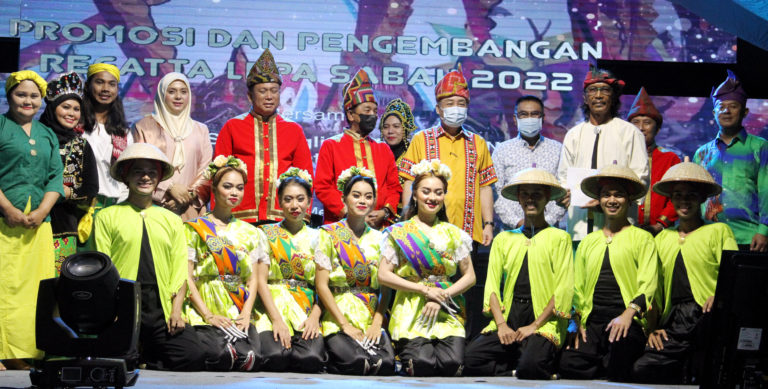 Ketua Menteri, Datuk Seri Hajiji Noor bergambar kenangan bersama Juara Pertandingan Igal Kreatif, Kumpulan Pewaris dari daerah Semporna pada Majlis Pelancaran Promosi dan Pengembangan Regatta Lepa Sabah di Padang Merdeka di sini, malam tadi.