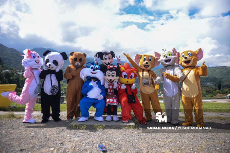 Pakai kostum animasi kartun, jana pendapatan lumayan