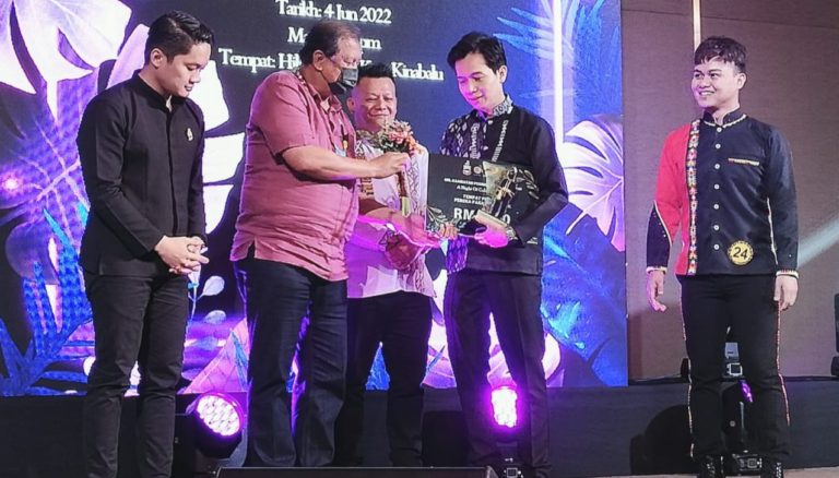 Pereka Fesyen Sabah memasukkan unsur budaya orang asli negeri ini dalam rekaan pakaian mereka patut dipuji  -Joniston