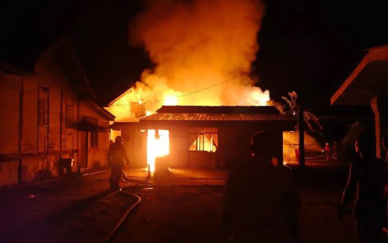 Pasangan suami isteri terselamat, rumah hangus dibakar jiran