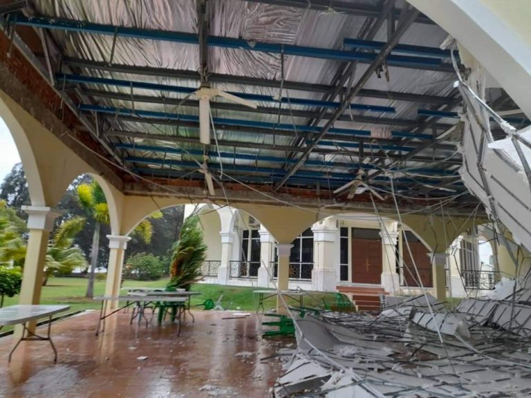 Bumbung terbang, rumah kena hempap pokok