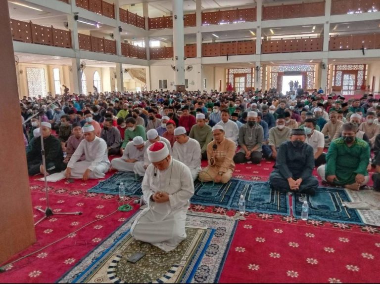 Warga UMS, penduduk setempat rai Aidiladha di Masjid UMS