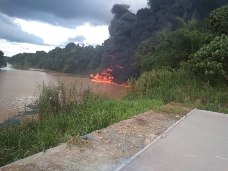 Tiga melecur kapal pengangkut minyak terbakar
