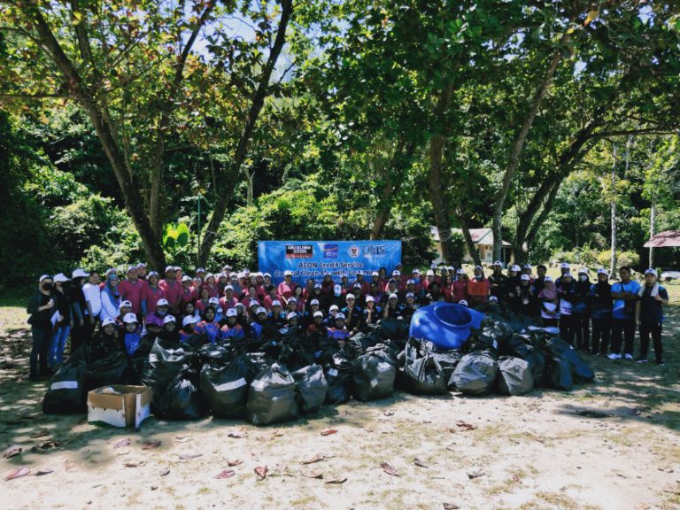 Satu tan sampah dikutip sempena ‘Coastal Clean-up with Community’