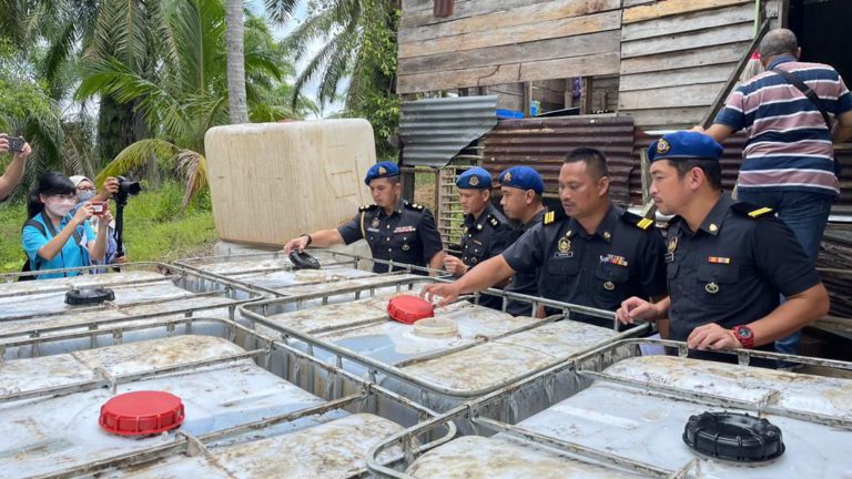 15,048 kg minyak masak paket bersubsidi bernilai RM37,620 dirampas