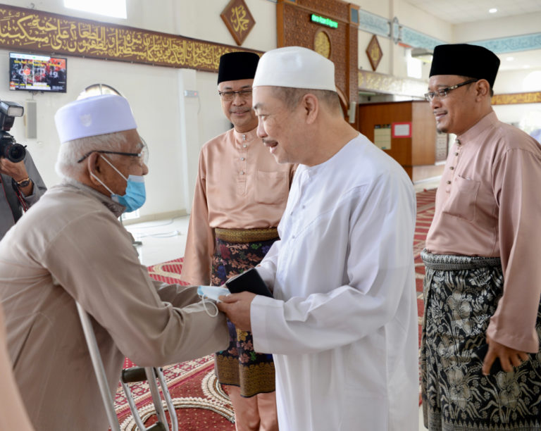 Ketua Menteri serah lembu korban di IPD Tuaran