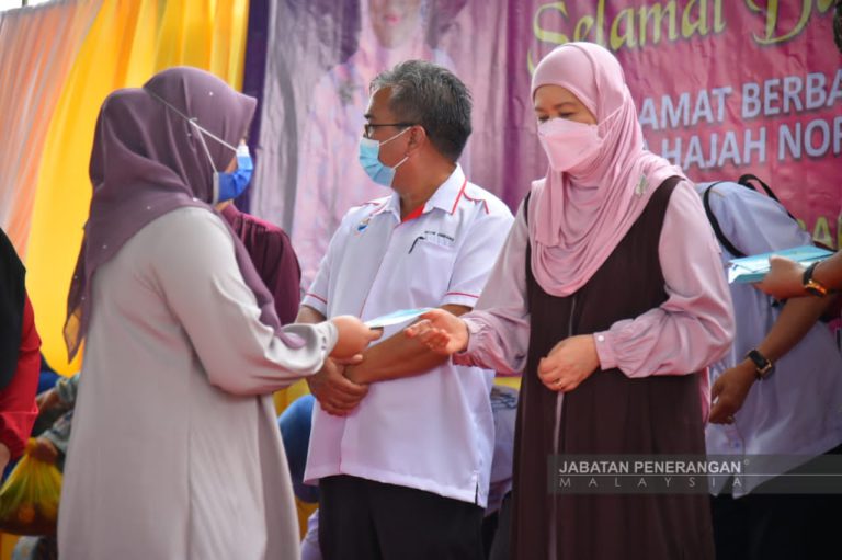 Yayasan Nur Jauhar agih sumbangan daging korban kepada asnaf, warga tua