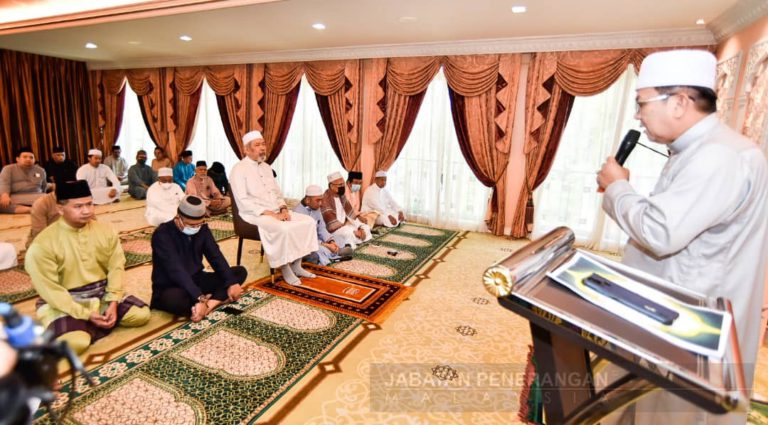 Tun Juhar solat Aidiladha di Surau Tun Sakaran