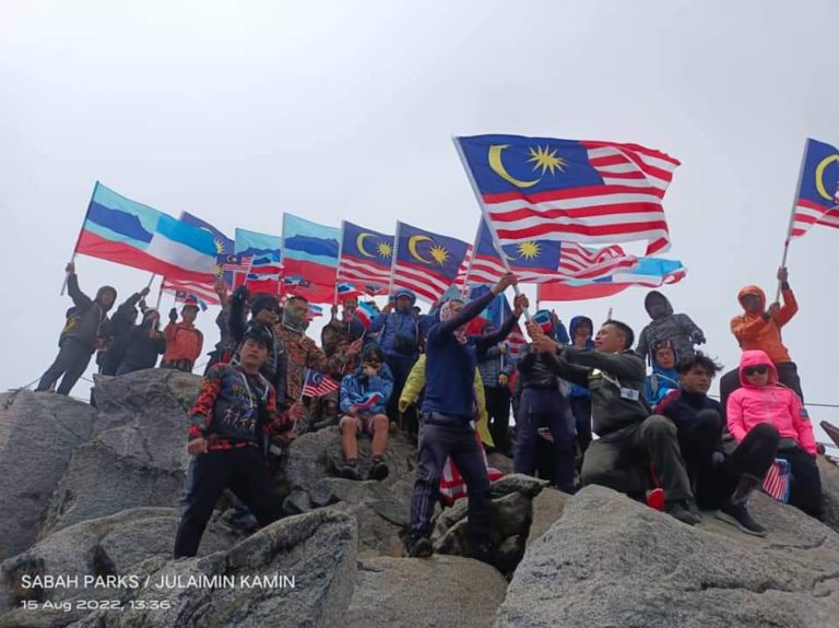 TTS berjaya kibar Jalur Gemilang di puncak Gunung Kinabalu sempena Hari Kebangsaan