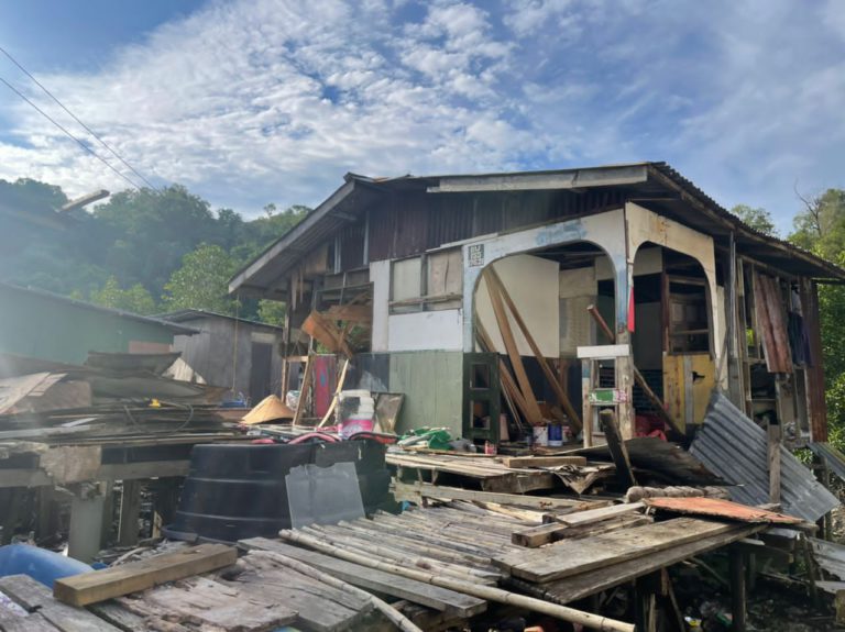 Warga emas cedera di kepala ditetak anak saudara