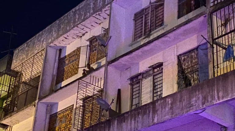 Bomba selamatkan lelaki cuba terjun bangunan