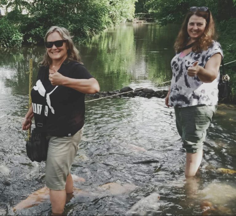 Emily (kiri) bersama veroneca merakam gambar semasa di Bombon Marakau.