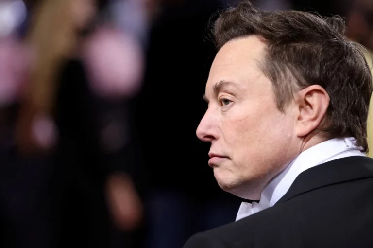 Elon Musk mahu beli Manchester United ?