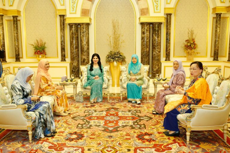 Toh Puan Norlidah dan rombongan diraikan sempena lawatan kerja ke Sarawak