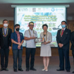 Coswald menyampaikan cenderamata kepada Huang Shi Fang