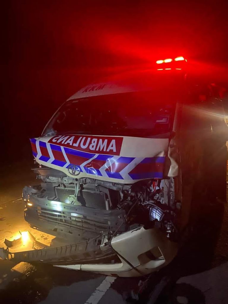 Pemandu ambulan terlanggar kerbau melintas, hilang kawalan menyebabkan kemalangan