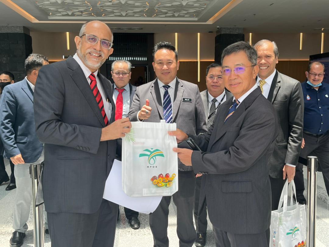 Dr Joachim (kanan) merakamkan gambar bersama Ketua Pengarah Lembaga Minyak Sawit Malaysia (MPOB), Datuk Dr Ahmad Parveez Ghulam Kadir dan Timbalan Menteri Perusahaan Perladangan dan Komoditi, Datuk Willie Anak Mongin (tengah)