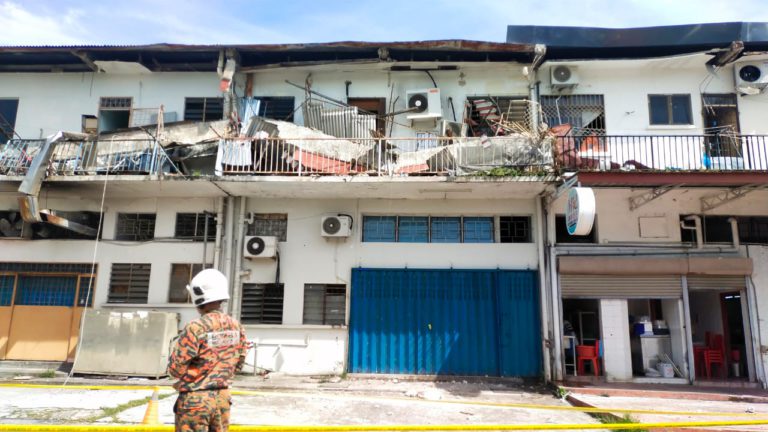 Bumbung lot kedai runtuh di Luyang