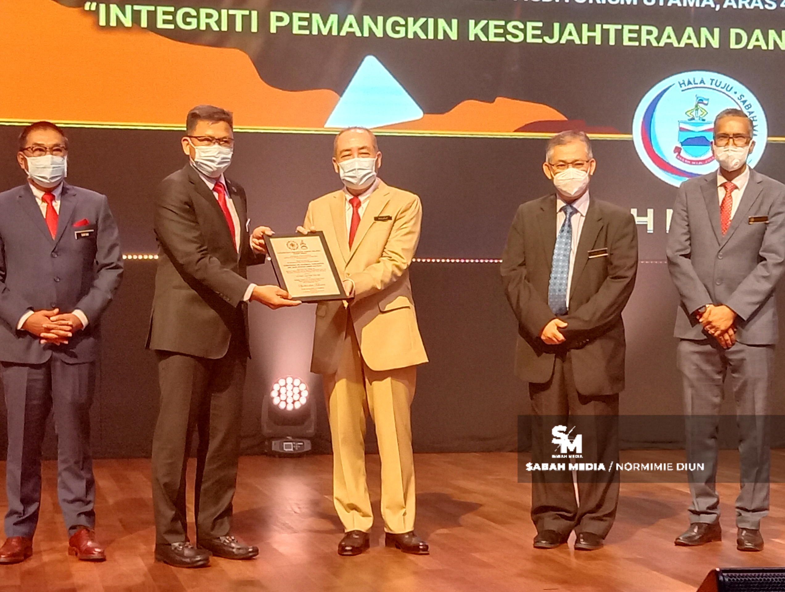 Ketua Menteri, Datuk Seri Panglima Haji Hajiji Haji Noor menyampaikan Anugerah Akta Suruhanhaya Pencegahan Rasuah Malaysia (SPRM) 17 (b) yang diterima oleh Kementerian Pelancongan, Kebudayaan dan Alam Sekitar (KePKAS) yang diwakili Setiausaha Tetapnya, Datuk Sr Mohd Yusrie Abdullah sempena Hari Integriti Negeri Sabah Tahun 2022 di Auditorium Utama, Menara Kinabalu, di sini pada Khamis.
