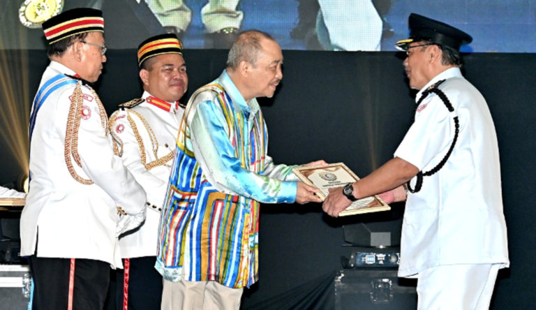 Ketua Menteri, Datuk Seri Hajiji Noor menyampaikan Anugerah Sumbangan/Aktif Semasa Pandemik COVID-19 kepada BSMM Daerah sempena Majlis Makan Malam dan Penyampaian Anugerah Bulan Sabit Merah Malaysia Negeri Sabah di Dewan Seri Sulaman Tuaran, semalam.