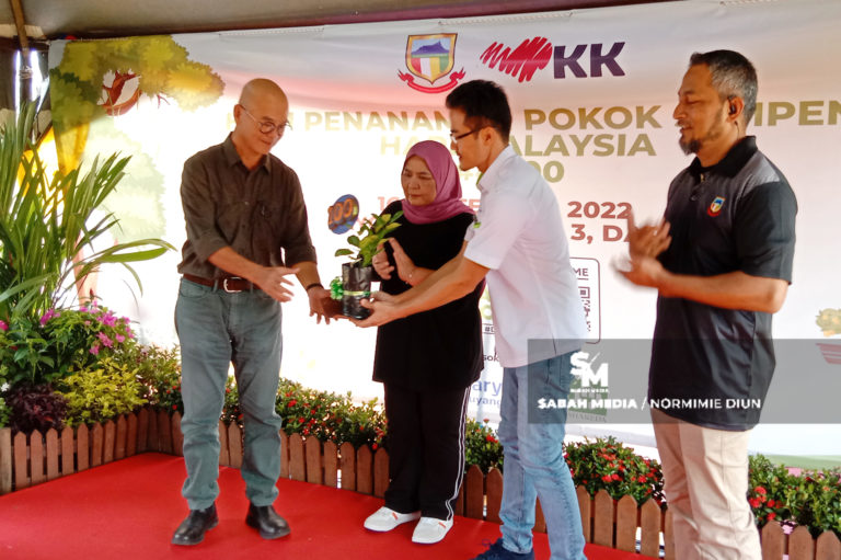 DBKK bersama komuniti setempat tanam pokok buah-buahan di taman perumahan sekitar bandaraya
