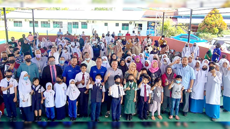 106 murid terima sumbangan bantuan persekolahan Yayasan Bank Rakyat