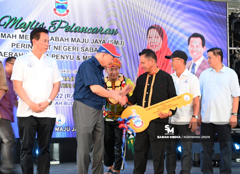 Gembira sehingga mengalir air mata, Gaudi terima Rumah Mesra SMJ