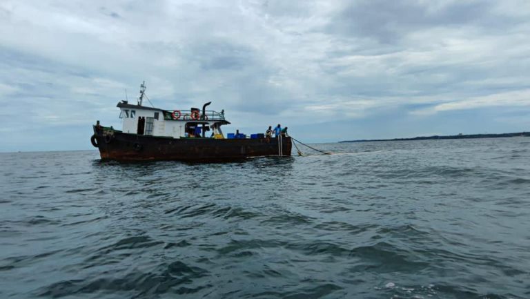 Tongkang tenggelam, lima kru selamat