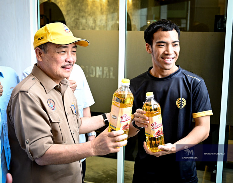 Hajiji Edar Minyak Masak ‘Sayang’ di Anjung Selera Teluk Likas