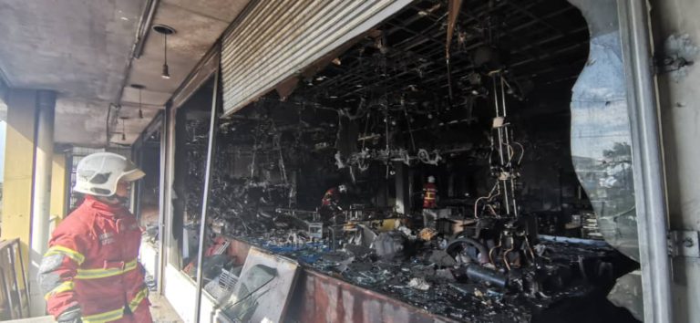 3 kedai dua tingkat terbakar di Putatan