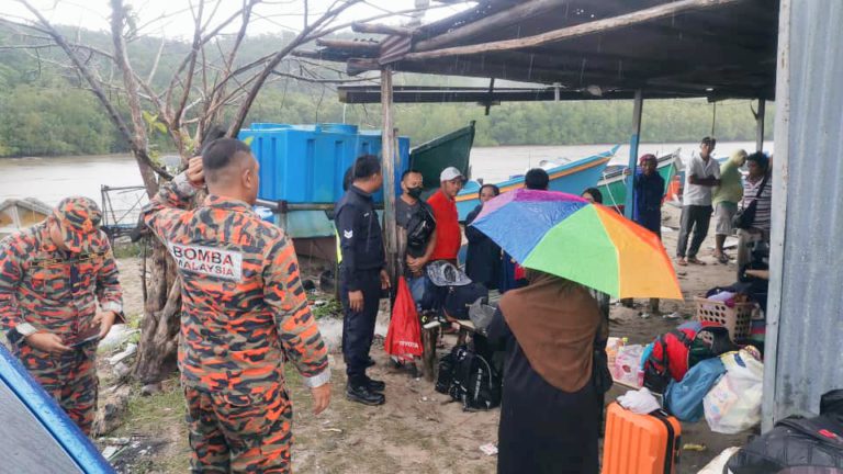 Tragedi bot karam: 9 selamat, 1 kanak-kanak lelaki maut