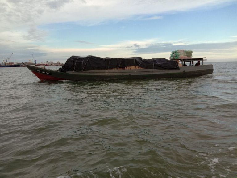 Dua bot kargo ditahan, bawa muatan barang kawalan tanpa permit