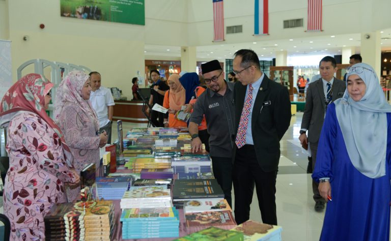 Pasar Buku UMS-DBP usaha perkukuh budaya membaca, memperkasa industri perbukuan di Sabah