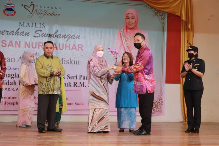 Pesara tentera terharu terima bantuan YNJ