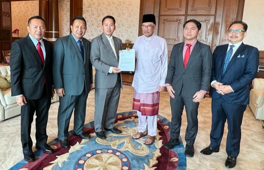Perjumpaan khas Parti KDM diketuai Datuk Peter Anthony (tiga dari kiri) bersama Datuk Wetrom Bahanda (dua dari kiri), Ahli Parlimen Bebas, Datuk Verdon Bahanda (Kudat) (kiri) dan Riduan Rubin (Tenom) (dua dari kanan) bersama Perdana Menteri, Datuk Seri Anwar Ibrahim di Kuala Lumpur pada Jumaat.