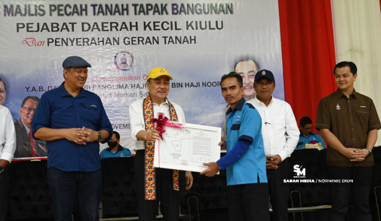 Hajiji serah 210 geran tanah, 12 kampung diwartakan sebagai rizab kampung