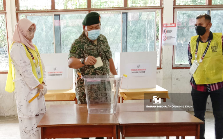 PRU15: Warga tentera darat laksana pengundian awal di Kem Lok Kawi