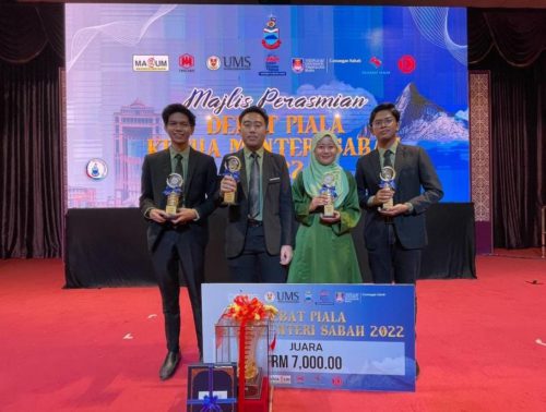 UMS juara pertandingan debat Piala Ketua Menteri Sabah 2022