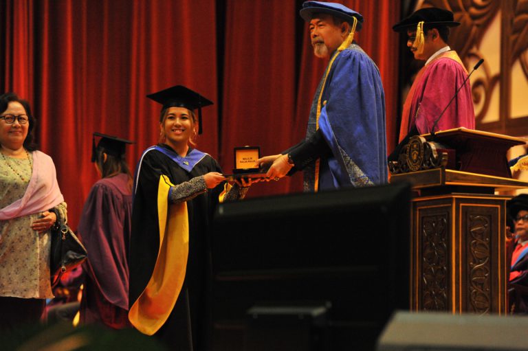 Kristy Samunting, graduan ASTiF pertama terima Anugerah Pelajaran Diraja UMS