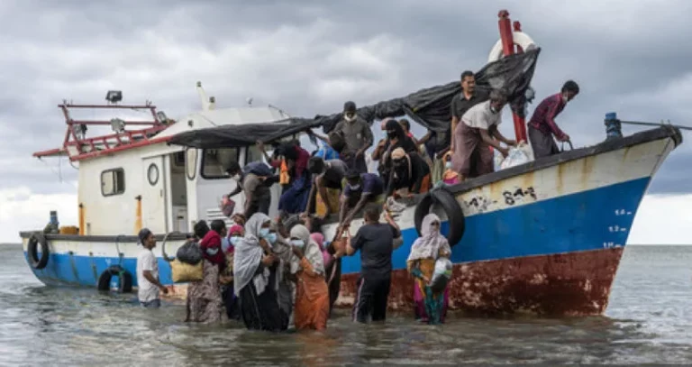 Pelarian Rohingya Mendarat Di Indonesia Selepas Sebulan Terkandas Di Laut 