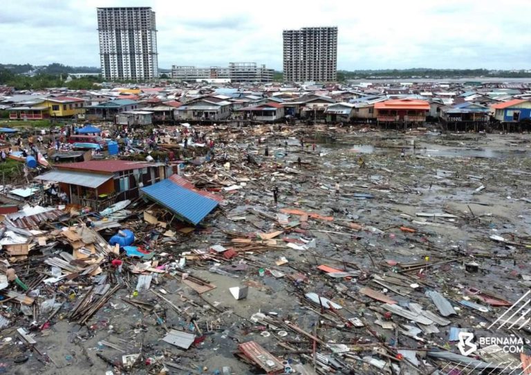 Air pasang besar: 38 lagi rumah roboh di Kampung Forest
