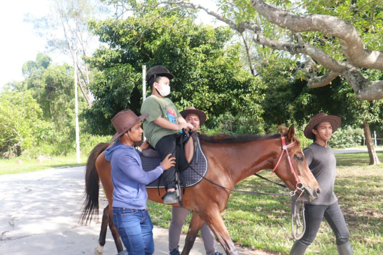 Sunset Stables anjur aktiviti riadah menunggang kuda di 2nd Beach Tanjung Aru
